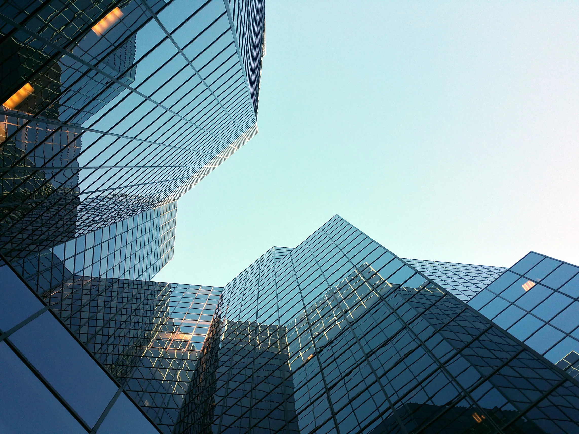 Perspectiva de edificios contemporáneos con fachadas de vidrio